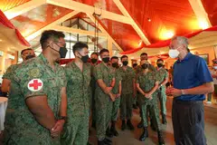 PM Lee bertemu askar SAF berlatih di Brunei
