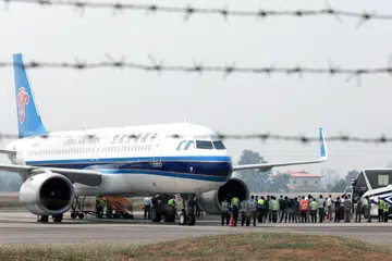 Seramai 200 warga China yang diselamatkan daripada operasi penipuan pusat panggilan haram di Myanmar telah diterbangkan pulang ke negara asal mereka menaiki pesawat China Southern Airlines dari Lapangan Terbang Mae Sot, berhampiran sempadan Thailand-Myanmar di wilayah Tak, Thailand.
Mangsa dipercayai telah menjadi mangsa pemerdagangan manusia dan dipaksa oleh kumpulan jenayah yang dikendalikan oleh warga China untuk menipu orang ramai melalui panggilan telefon serta mesej palsu. Setiausaha Menteri Pertahanan Thailand, Jeneral Traisak Intarassamee, berkata bahawa sindiket jenayah ini telah memerangkap ribuan individu di Myanmar, memaksa mereka bekerja di pusat penipuan yang beroperasi di sekitar Myawaddy.
Perdana Menteri Thailand menyatakan bahawa sekurang-kurangnya 7,000 mangsa dari pelbagai negara telah berjaya diselamatkan daripada sindiket penipuan ini. Mereka dijangka akan dibawa ke Thailand selepas kerajaan Thailand mengambil tindakan drastik dengan memutuskan bekalan elektrik, internet dan minyak ke lima kawasan di Myanmar dalam usaha menumpaskan rangkaian jenayah ini.