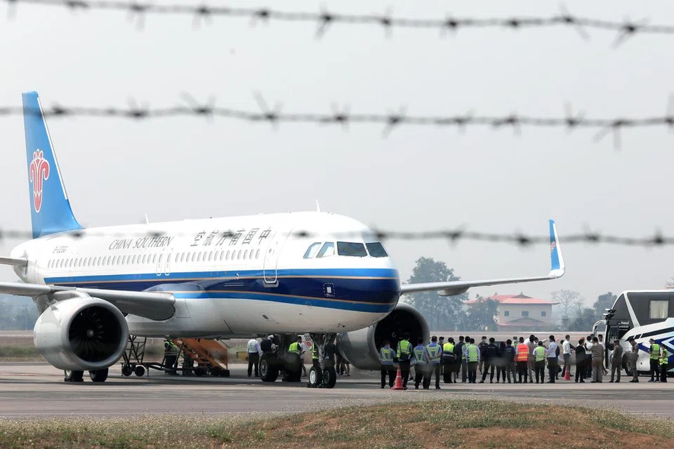 Seramai 200 warga China yang diselamatkan daripada operasi penipuan pusat panggilan haram di Myanmar telah diterbangkan pulang ke negara asal mereka menaiki pesawat China Southern Airlines dari Lapangan Terbang Mae Sot, berhampiran sempadan Thailand-Myanmar di wilayah Tak, Thailand.
Mangsa dipercayai telah menjadi mangsa pemerdagangan manusia dan dipaksa oleh kumpulan jenayah yang dikendalikan oleh warga China untuk menipu orang ramai melalui panggilan telefon serta mesej palsu. Setiausaha Menteri Pertahanan Thailand, Jeneral Traisak Intarassamee, berkata bahawa sindiket jenayah ini telah memerangkap ribuan individu di Myanmar, memaksa mereka bekerja di pusat penipuan yang beroperasi di sekitar Myawaddy.
Perdana Menteri Thailand menyatakan bahawa sekurang-kurangnya 7,000 mangsa dari pelbagai negara telah berjaya diselamatkan daripada sindiket penipuan ini. Mereka dijangka akan dibawa ke Thailand selepas kerajaan Thailand mengambil tindakan drastik dengan memutuskan bekalan elektrik, internet dan minyak ke lima kawasan di Myanmar dalam usaha menumpaskan rangkaian jenayah ini.