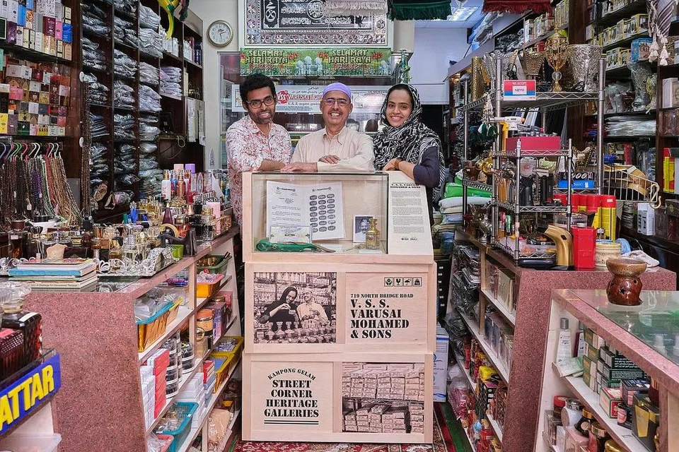  MUZIUM MINI: Pemilik syarikat VSS Varusai Mohamad bergambar bersama muzium mini yang merintis perjalanan sejarah syarikat mereka. - Foto NHB 