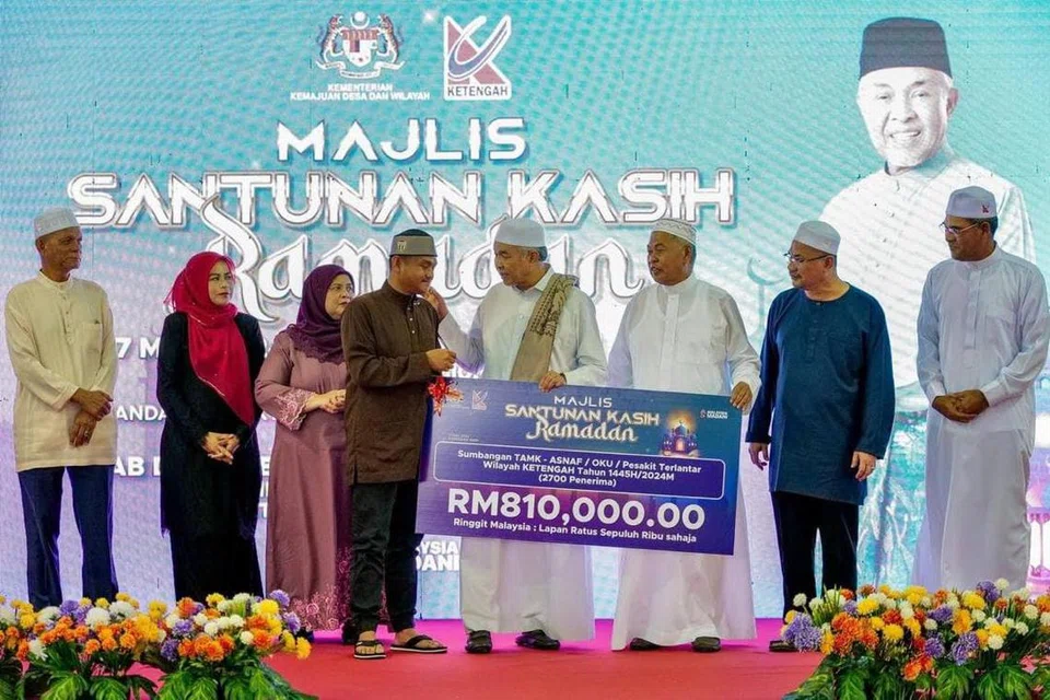Timbalan Perdana Menteri Malaysia, Datuk Seri Dr Ahmad Zahid Hamidi, menyampaikan sumbangan Ramadan pada Majlis Santunan Kasih Ramadan Kementerian Kemajuan Desa dan Wilayah (KKDW) di Masjid Sultan Mahmud di Bandar Al Muktafi Billah Shah, Dungun, Terengganu, pada 17 Mac.