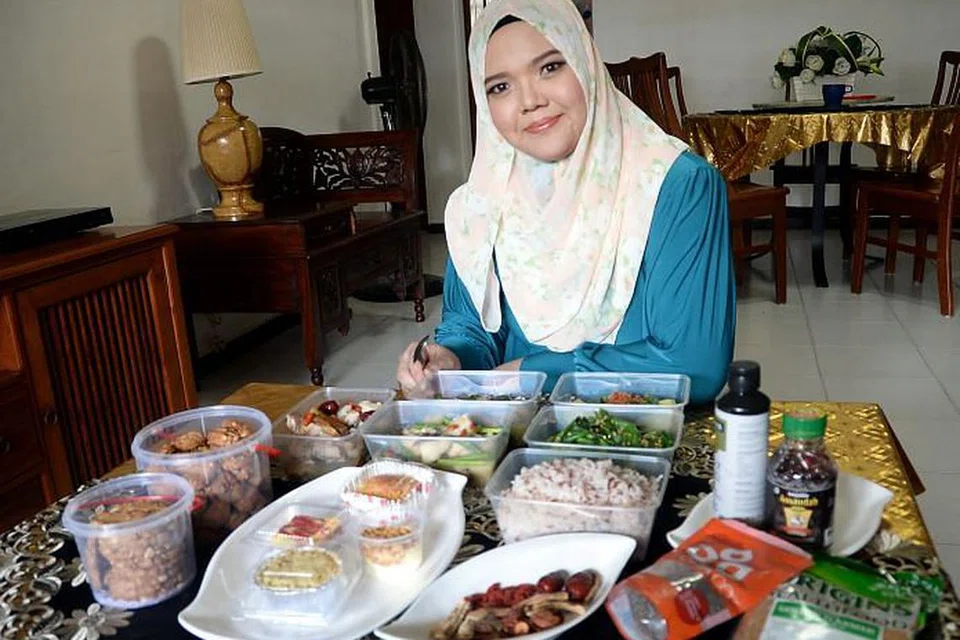 MEMPERKENAL KEPELBAGAIAN: Cik Mardyyanah Awang menyediakan dan menghantar makanan buat ibu dalam pantang dengan menggunakan bahan berkhasiat seperti chia seeds, minyak flaxseed, pelbagai herba serta turut memuatkan menu pencuci mulut seperti kek dan biskut menggunakan bahan lebih menyihatkan dalam usaha merangsang pengaliran susu ibu. - Foto JOHARI RAHMAT