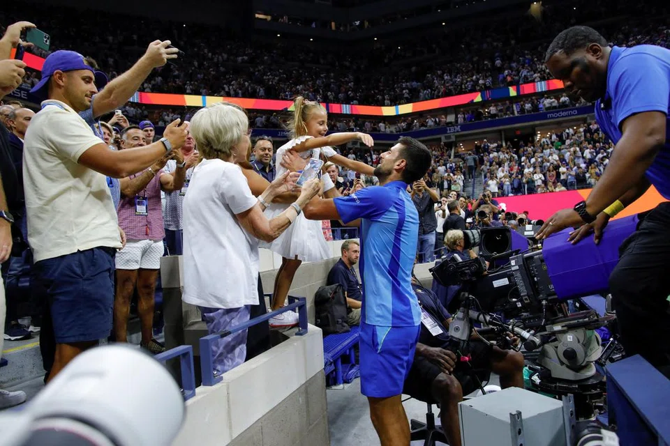 DETIK MANIS: Jaguh Serbia, Novak Djokovic, meraikan kemenangan bersejarahnya dengan anak perempuannya, Tara, di tepi gelanggang.  
