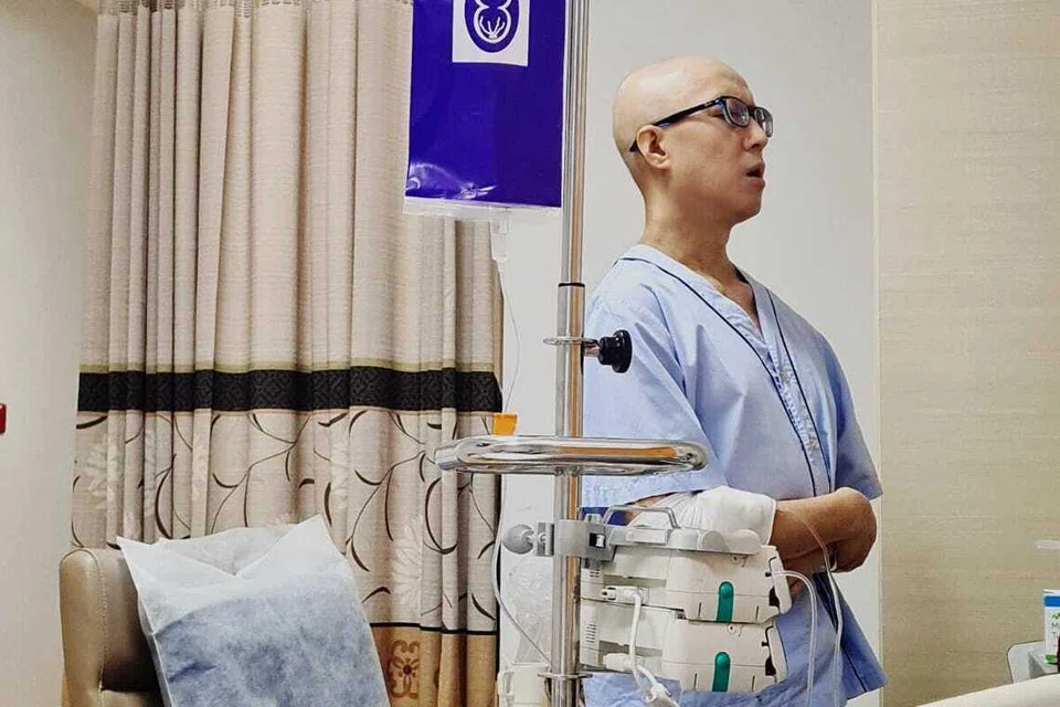 Encik Muhammad Shafeeq Chin yang baru memeluk Islam pada 2024, dilihat sedang menunaikan solat semasa dirawat di hospital, berhasrat untuk berkongsi perjalanannya bersama komuniti Darul Arqam Singapura sebaik sahaja beliau pulih.