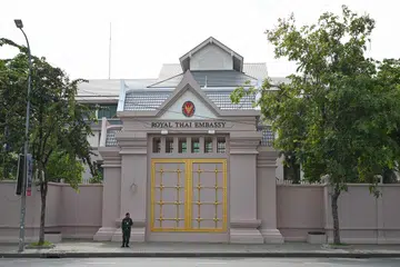 Seorang pegawai polis Kemboja berkawal di hadapan Kedutaan Thailand di Phnom Penh pada 24 Julai 2025. Tentera Kemboja dan Thailand dilaporkan berbalas tembakan dalam satu lagi insiden pertempuran di kawasan sempadan yang dipertikaikan pada tarikh yang sama, menurut kenyataan kedua-dua pihak.