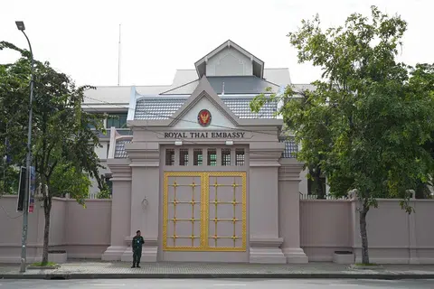 Seorang pegawai polis Kemboja berkawal di hadapan Kedutaan Thailand di Phnom Penh pada 24 Julai 2025. Tentera Kemboja dan Thailand dilaporkan berbalas tembakan dalam satu lagi insiden pertempuran di kawasan sempadan yang dipertikaikan pada tarikh yang sama, menurut kenyataan kedua-dua pihak.