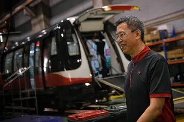 USAHA DITERUSKAN: CEO SMRT, Encik Neo Kian Hong, berkata kakitangan SMRT mahu melakukan yang terbaik dalam pekerjaan mereka dan SMRT akan disusun semula menjadi lima kumpulan - Kereta Api, Kejuruteraan, Jalan Raya, Pengalaman dan Khidmat Korporat - dalam usaha terus mempertingkat syarikat pengendali pengangkutan itu. - Foto BH oleh MARK CHEONG