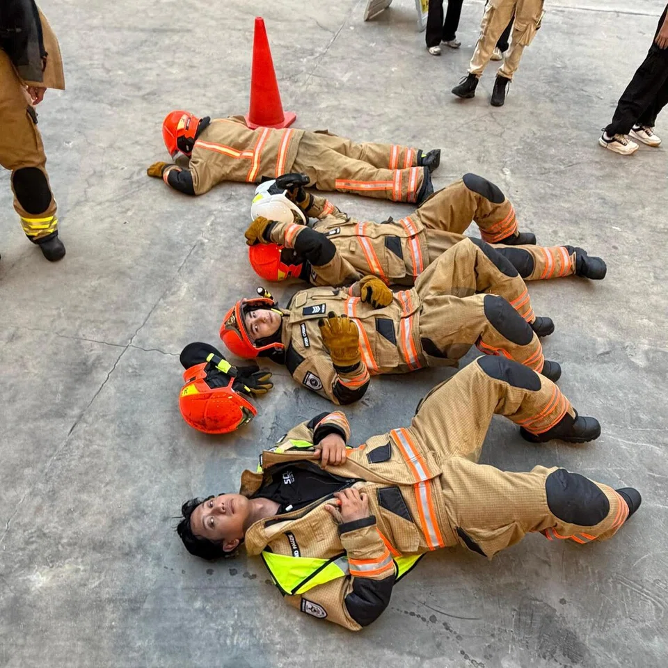 Iskandar Shah (paling dekat) bersama pelakon lain menjalani latihan intensif Pasukan Pertahanan Awam Singapura (SCDF) sebagai persiapan untuk menjayakan filem ‘Ah Boys To Firefighters’.