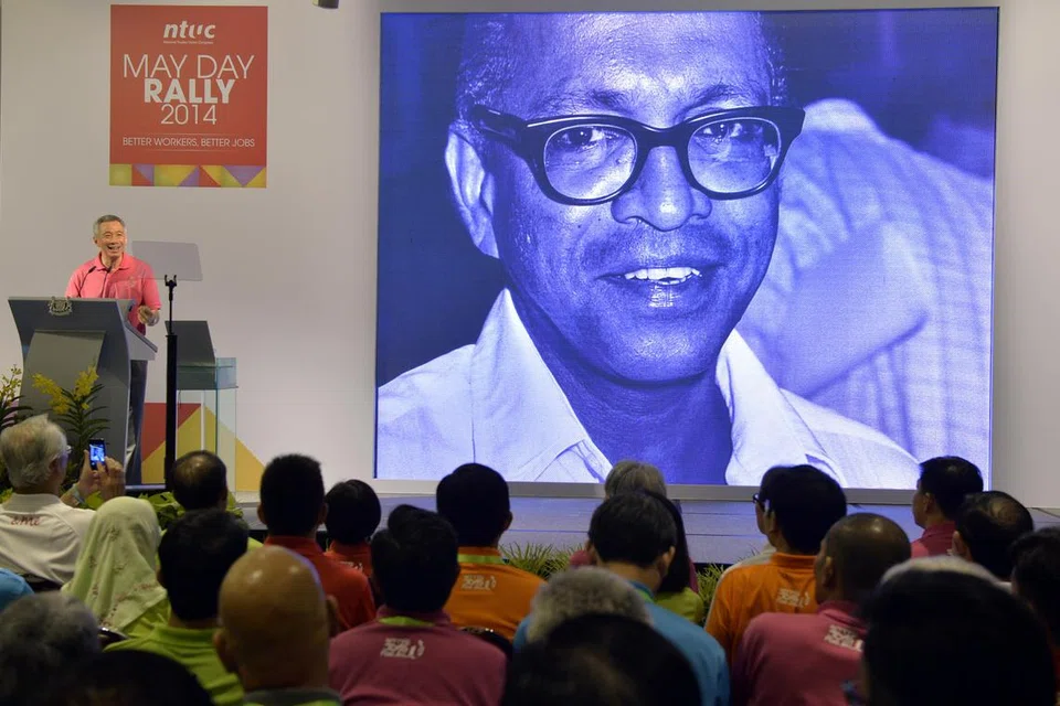 Perdana Menteri, Encik Lee Hsien Loong, berucap semasa Rapat Hari Pekerja 2014 yang diadakan di Institut Pekerjaan dan Kebolehkerjaan Devan Nair. Semasa acara itu, beliau memberi penghormatan kepada mendiang Encik Devan Nair, salah seorang daripada pemimpin perintis kesatuan sekerja di dalam negara yang juga merupakan presiden ketiga Singapura.
