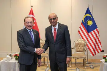 Presiden Tharman Shanmugaratnam (kanan) mengadakan pertemuan dengan Perdana Menteri Malaysia, Datuk Seri Anwar Ibrahim, dalam Lawatan Negara pertama Tuan Presiden ke Malaysia dari 12 hingga 15 Julai.