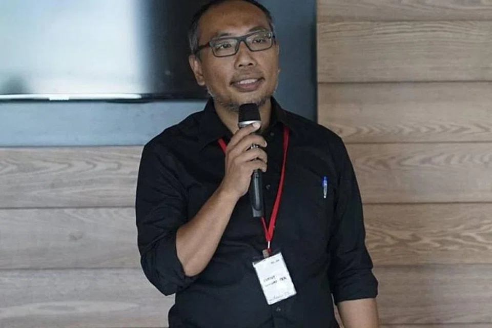 TIGA PANDANGAN: Ustazah Sabariah, Ustaz Mohamed Salehin Mohamed Deros dan (gambar atas) Encik Juraimy Abu Bakar. - Foto-foto INSTITUT PENGAJIAN TINGGI AL-ZUHRI 