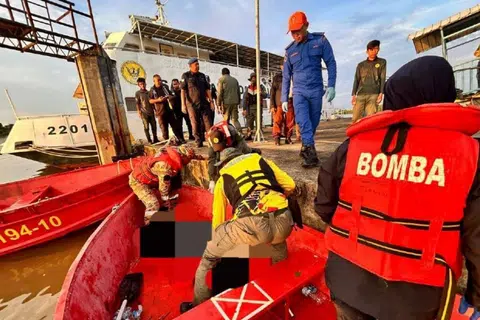 Anggota Jabatan Bomba dan Penyelamat menaikkan antara mangsa lemas yang ditemui terapung di sekitar perairan Royal Bay Commercial Centre, di Kuching, Sarawak, selepas bot lumba regatta dinaiki mereka karam pada 18 Oktober lalu. Mayat lima mangsa ditemui pada 20 Oktober.