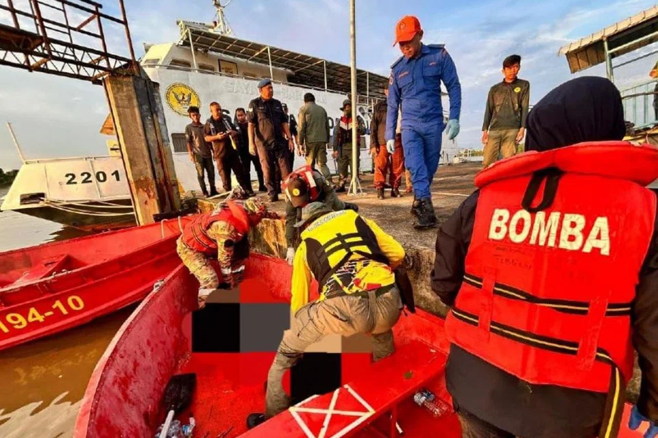 Anggota Jabatan Bomba dan Penyelamat menaikkan antara mangsa lemas yang ditemui terapung di sekitar perairan Royal Bay Commercial Centre, di Kuching, Sarawak, selepas bot lumba regatta dinaiki mereka karam pada 18 Oktober lalu. Mayat lima mangsa ditemui pada 20 Oktober.