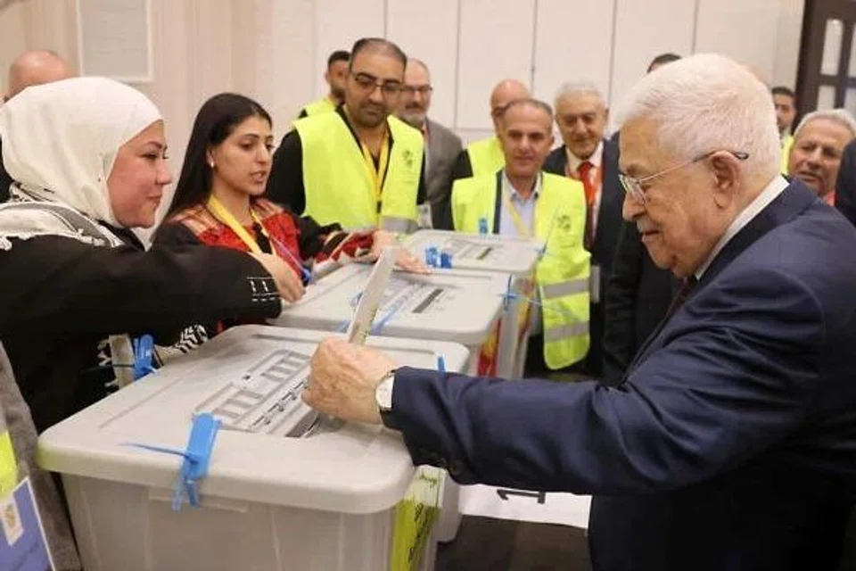 Presiden Penguasa Palestin, Mahmoud Abbas, mengundi dalam pemilihan Jawatankuasa Pusat baharu pergerakan Fatah sempena Persidangan Agung Kelapan parti itu di Ramallah, Tebing Barat, pada 16 Mei 2026. Abbas kini mengumumkan pilihan raya legislatif Palestin akan diadakan pada 28 November ini, yang jika berlangsung seperti dirancang, akan menjadi pilihan raya Parlimen pertama dalam tempoh hampir 20 tahun selepas kali terakhir diadakan pada 2006.