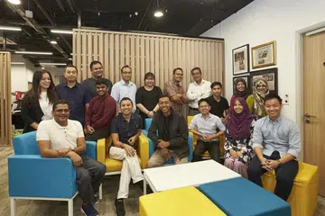 GIGIH BERUSAHA: Inilah wajah-wajah kakitangan Wisma Geylang Serai yang dipimpin Pengurus besar WGS, Encik Mulyadi Ahmad (duduk, tiga dari kiri) yang bertungkus-lumus sejak setahun lalu bagi menghidupkan kemeriahan suasana bazar Geylang Serai tahun ini selain memastikan kesemua operasi dan program berjalan dengan lancar. - Foto BH oleh ROSLEE ABDUL RAZAK