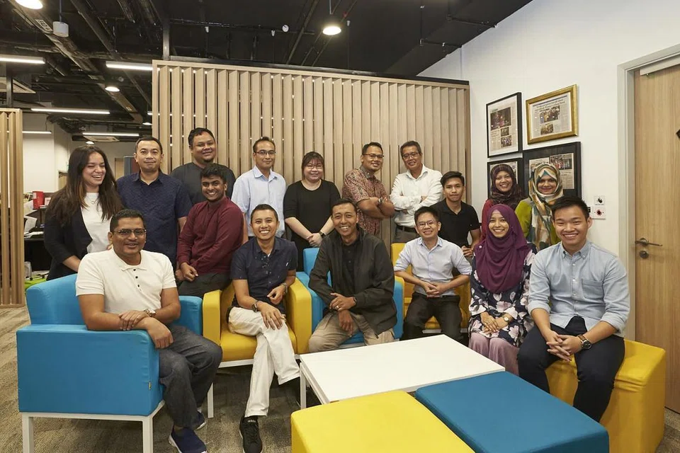 GIGIH BERUSAHA: Inilah wajah-wajah kakitangan Wisma Geylang Serai yang dipimpin Pengurus besar WGS, Encik Mulyadi Ahmad (duduk, tiga dari kiri) yang bertungkus-lumus sejak setahun lalu bagi menghidupkan kemeriahan suasana bazar Geylang Serai tahun ini selain memastikan kesemua operasi dan program berjalan dengan lancar. - Foto BH oleh ROSLEE ABDUL RAZAK