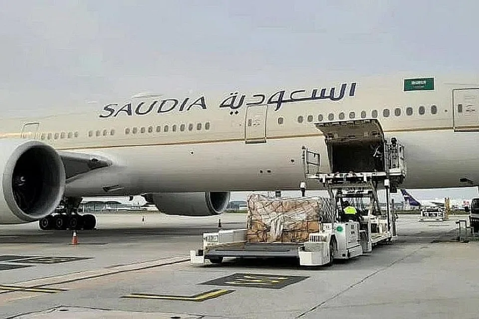 SUMBANGAN: Kerajaan Arab Saudi menyalurkan sumbangan kepada Malaysia bagi membantu memerangi penularan pandemik Covid-19 yang semakin meruncing. - Foto FACEBOOK HISHAMMUDDIN HUSSEIN