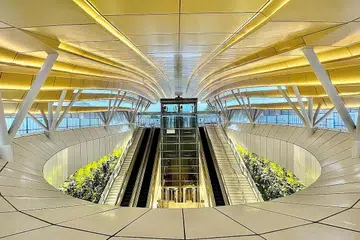 CIRI UNIK: Di tempat masuk 1 di Stesen Gardens by the Bay, penumpang boleh melihat struktur besar yang direka secara unik dalam bentuk ombak atau cangkerang. - Foto-foto LTA 