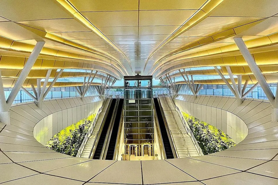 CIRI UNIK: Di tempat masuk 1 di Stesen Gardens by the Bay, penumpang boleh melihat struktur besar yang direka secara unik dalam bentuk ombak atau cangkerang. - Foto-foto LTA 