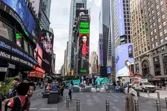 ARTIS WANITA SINGAPURA: Penyanyi Iman Fandi merupakan artis Singapura terkini yang dipapar pada papan iklan Times Square, Bandar New York, pada 19 Jun sebagai sebahagian daripada kempen ‘Equal’ kendalian wadah penstriman, Spotify. 