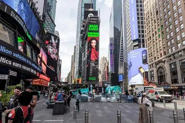 ARTIS WANITA SINGAPURA: Penyanyi Iman Fandi merupakan artis Singapura terkini yang dipapar pada papan iklan Times Square, Bandar New York, pada 19 Jun sebagai sebahagian daripada kempen ‘Equal’ kendalian wadah penstriman, Spotify. 