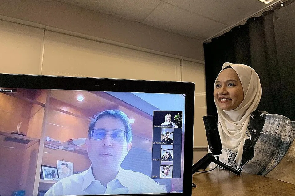 BERDAYA TAHAN HARUNGI CABARAN: Dr Faishal memberikan galakan kepada kesemua pekerja termasuk pemandu teksi untuk memanfaatkan peluang yang ada sekarang. Koresponden BH, Cik Shahida Sarhid (kanan) bertindak selaku moderator dalam sesi tersebut. - Foto BH oleh SITI AISYAH NORDIN