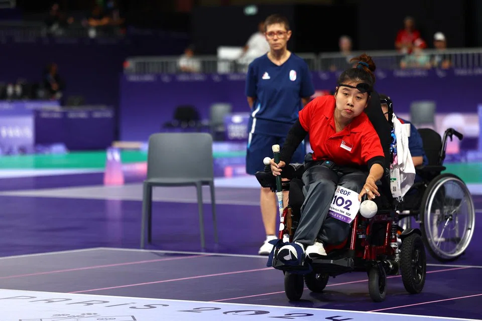Jeralyn Tan bertanding dalam pertarungan akhir boccia BC1 individu wanita di Paris pada 2 September, menentang atlet Perancis, Aurelie Aubert.
