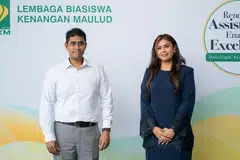 GEMBIRA TERIMA BANTUAN: Encik Muhammad Rizal Juhari (kiri) dan Cik Nursarah Suprat merupakan dua daripada 61 penerima di bawah pengajian possiswazah bagi Anugerah Dermasiswa LBKM pada Sabtu lalu di Politeknik Republic. 