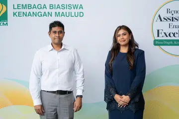 GEMBIRA TERIMA BANTUAN: Encik Muhammad Rizal Juhari (kiri) dan Cik Nursarah Suprat merupakan dua daripada 61 penerima di bawah pengajian possiswazah bagi Anugerah Dermasiswa LBKM pada Sabtu lalu di Politeknik Republic. 