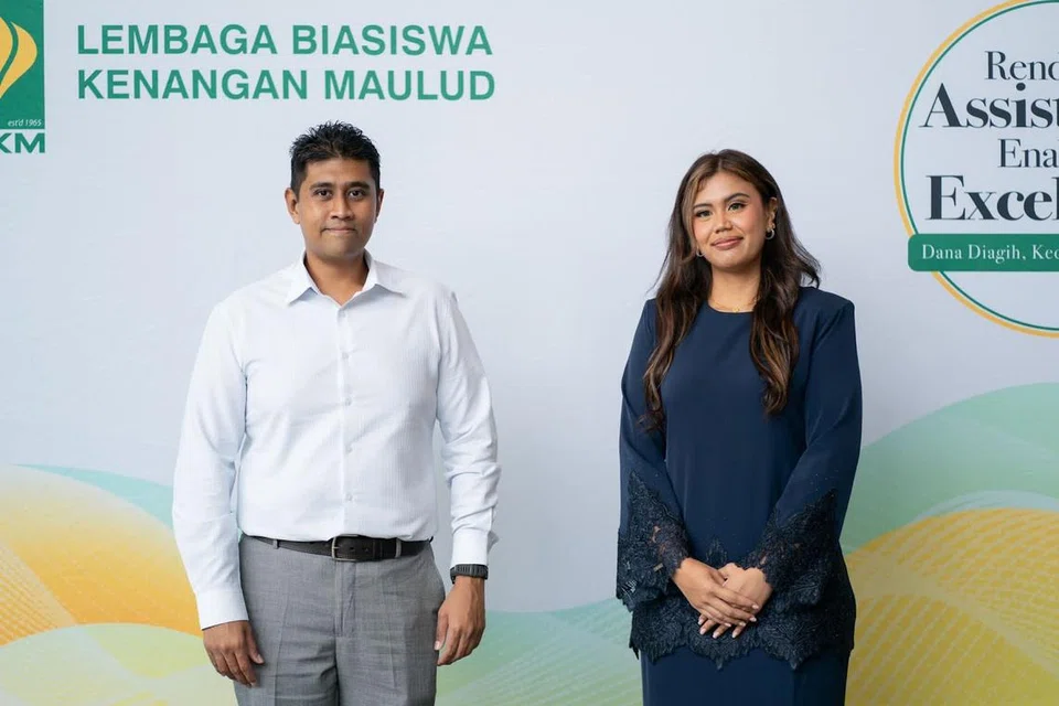 GEMBIRA TERIMA BANTUAN: Encik Muhammad Rizal Juhari (kiri) dan Cik Nursarah Suprat merupakan dua daripada 61 penerima di bawah pengajian possiswazah bagi Anugerah Dermasiswa LBKM pada Sabtu lalu di Politeknik Republic. 