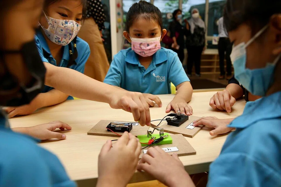Kanak-kanak prasekolah, di gambar ini, meneroka cara litar elektrik berfungsi, antara contoh bagaimana pendedahan kepada Sains, Teknologi, Kejuruteraan dan Matematik (Stem) boleh dimulakan sejak kecil.