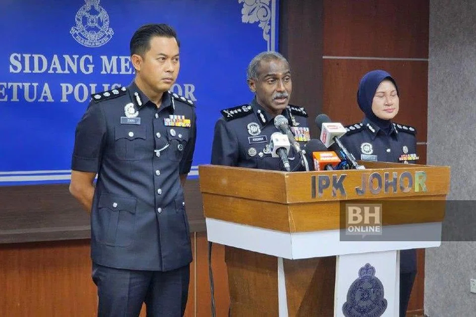 Ketua Polis Johor, Datuk M Kumar, berkata sembilan ahli kongsi gelap ditahan dalam beberapa operasi berasingan di sekitar bandar raya Johor Bahru pada 8 Mac dan 17 Mac lalu.