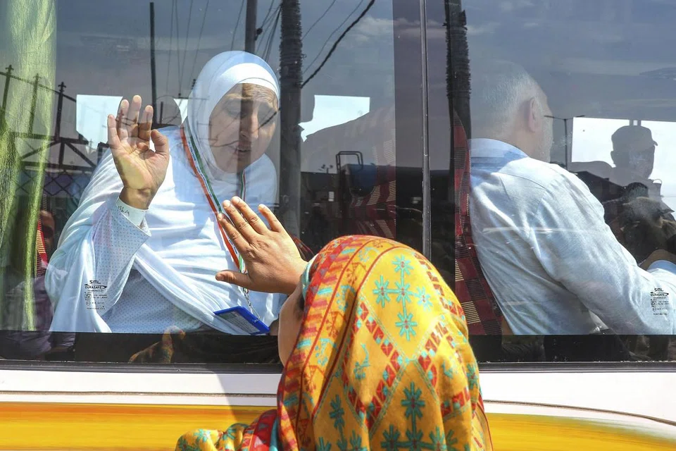 JEMAAH INDIA:  Seorang jemaah haji, antara jemaah Kashmir,  mengucapkan selamat tinggal di Srinagar, sebuah bandar di Kashmir, sebelum berangkat ke Tanah Suci pada 7 Jun. 