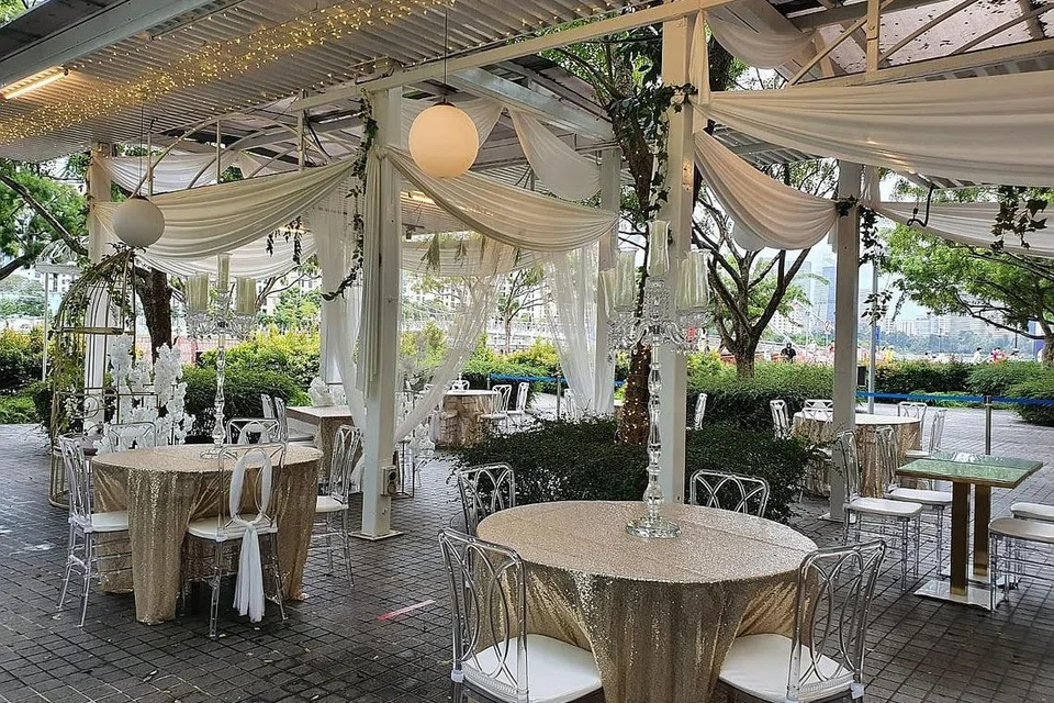 PEMANDANGAN INDAH: Restoran Tiara Waterfront di Stadium Tertutup Singapura turut menyediakan majlis pernikahan di premis mereka secara alfresco ala di Bali. - Foto RESTORAN TIARA WATERFRONT