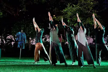 PERSEMBAHAN RENCAM: Tarian berciri tradisional makyung akan dipersembahkan gabungan kumpulan Sriwana dan Era Dance Theatre dalam pementasan Akar Subur tahun lalu. PENYERTAAN GOLONGAN MUDA: Akar Subur akan menampilkan karya daripada 16 pereka tari muda Singapura. - Foto-foto ERA DANCE THEATRE