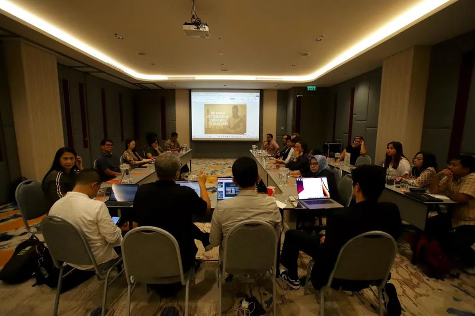 Kelab Koresponden Asing Jakarta (JFCC) menganjurkan sesi “Perbincangan Tengah hari” yang memberi tumpuan kepada perkembangan terkini isu pengganasan di Indonesia iaitu topik yang tetao relevan di negara demokrasi terbesar Asia Tenggara itu. Antara panel yang diundang ialah AKBP, Encik Mayndra Eka Wardhana (jurucakap Densus 88 AT Polri), Profesor Solahudin (pakar pengganasan terkemuka), dan Dr M. Najih Arromadloni M.Ag (alumnus Syria dan wakil Nahdlatul Ulama, PBNU).