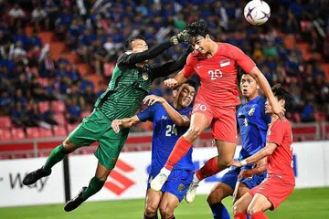 DITUNDA LAGI: Peluang Pasukan Singa beraksi, seperti terpapar semasa menentang Thailand di Stadium Rajamangala di Bangkok dalam edisi Piala Suzuki AFF 2018, tertangguh ke hujung tahun depan. - Foto fail