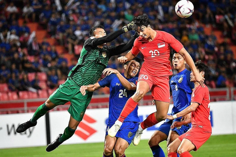 DITUNDA LAGI: Peluang Pasukan Singa beraksi, seperti terpapar semasa menentang Thailand di Stadium Rajamangala di Bangkok dalam edisi Piala Suzuki AFF 2018, tertangguh ke hujung tahun depan. - Foto fail