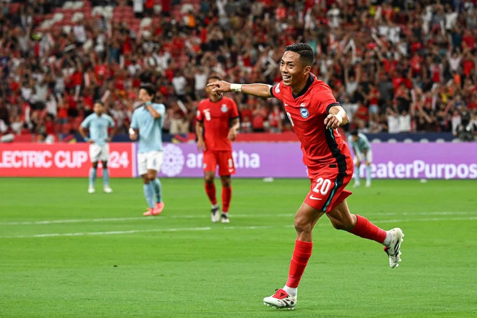 Penyerang Singapura, Shawal Anuar, meraikan jaringannya dalam kemenangan 2-1 ke atas Kemboja dalam perlawanan pertama Piala AFF Mitsubishi Electric 2024 Singapura pada 11 Disember di Stadium Negara. Walaupun Singapura menang, prestasi separuh masa kedua mereka perlu diperbaiki.