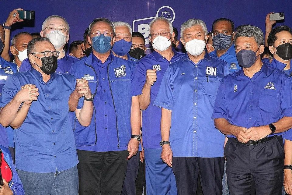 TIDAK SEPAKAT: Pengerusi Barisan Nasional (BN), Datuk Seri Dr Ahmad Zahid Hamidi (barisan depan, dua dari kanan), mengumumkan di ibu pejabat Umno Johor kemenangan besar gabungan itu dalam pilihan raya kecil Johor Mac lalu. Turut hadir ialah timbalan presiden Umno, Datuk Seri Mohamad Hasan, dan bekas perdana menteri yang masih berpengaruh, Datuk Seri Najib Razak. Kluster mahkamah dalam Umno mahu pilihan raya umum disegerakan, tetapi kluster menteri yang menyokong Perdana Menteri Datuk Seri Ismail Sabri Yaakub mahu kerajaan terus memerintah hingga tamat penggal Parlimen pada Julai 2023. - Foto fail