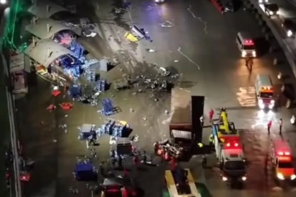 Sebuah lori yang membawa tong air minuman hilang kawalan lalu merempuh beberapa kenderaan yang sedang beratur untuk membayar tol, menyebabkan enam kenderaan rosak, tiga daripadanya terbakar.