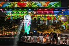 KETENGAH ISU SOSIAL: Tiga mercu tanda ikonik Marina Bay – Hotel Fullerton Singapore, arca Merlion dan Muzium ArtScience di Marina Bay Sands – akan bermandi cahaya menerusi satu pertunjukan yang berlangsung dari 26 sehingga 31 Disember. Pertunjukan itu memaparkan karya seni yang turut menonjolkan isu sosial di Singapura yang memberi tumpuan kepada empat golongan – warga emas dengan demensia; belia dengan isu kesihatan mental; pekerja migran dan individu mudah terjejas serta keluarga dengan sumber terhad.