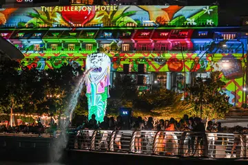 KETENGAH ISU SOSIAL: Tiga mercu tanda ikonik Marina Bay – Hotel Fullerton Singapore, arca Merlion dan Muzium ArtScience di Marina Bay Sands – akan bermandi cahaya menerusi satu pertunjukan yang berlangsung dari 26 sehingga 31 Disember. Pertunjukan itu memaparkan karya seni yang turut menonjolkan isu sosial di Singapura yang memberi tumpuan kepada empat golongan – warga emas dengan demensia; belia dengan isu kesihatan mental; pekerja migran dan individu mudah terjejas serta keluarga dengan sumber terhad.