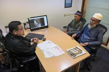 KHIDMAT YANG SESUAI: (Dari kanan) Encik Kamsan Sukar dan sepupunya, Encik Abdul Halim Hj Mohd Ishak, yang juga akan menunaikan umrah hujung tahun ini bersama Encik Ismail Sapari, pengarah Syukran Travel & Tour membincangkan tentang rancangan perjalanan mereka nanti. - Foto BH oleh SHAFIQ APANDI