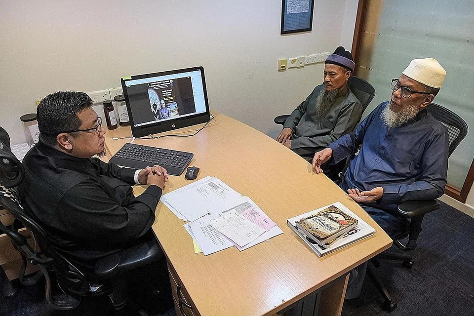 KHIDMAT YANG SESUAI: (Dari kanan) Encik Kamsan Sukar dan sepupunya, Encik Abdul Halim Hj Mohd Ishak, yang juga akan menunaikan umrah hujung tahun ini bersama Encik Ismail Sapari, pengarah Syukran Travel & Tour membincangkan tentang rancangan perjalanan mereka nanti. - Foto BH oleh SHAFIQ APANDI