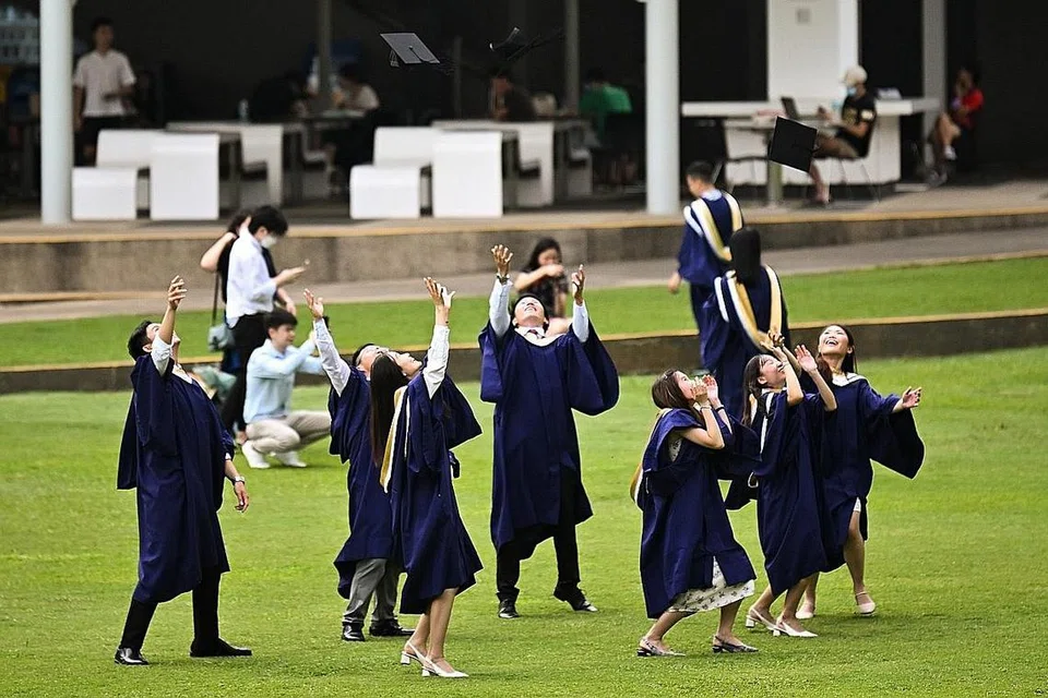 JURANG PENDAPATAN: Gaji purata bagi lulusan universiti adalah lebih tinggi iaitu 62 peratus berbanding gaji purata mereka yang mempunyai sijil diploma atau Peringkat 'A'. - Foto BH oleh LIM YAOHUI