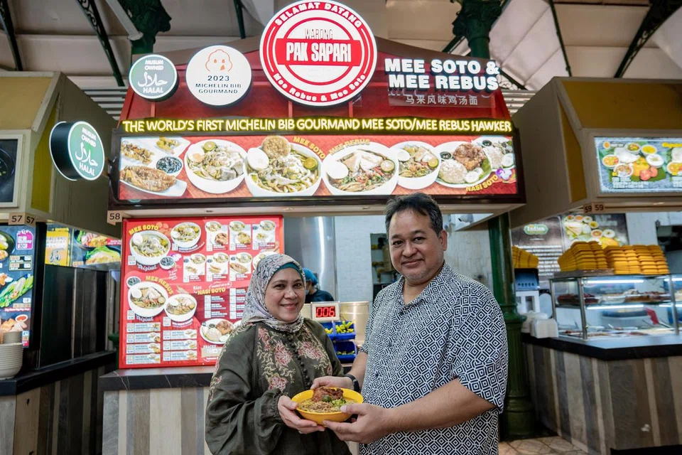KEKALKAN TRADISI: Encik Sumadi Sapari dan isterinya, Cik Kathy Bonyamin, pemilik gerai Warong Pak Sapari, yang menjual makanan Melayu seperti mi soto dan mi rebus. Mereka meningkatkan kesedaran bukan sahaja dalam kalangan masyarakat tempatan, bahkan masyarakat antarabangsa juga sebagai usaha mengekalkan tradisi makanan Melayu.