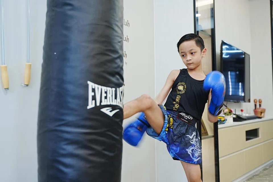 BUAT PERSIAPAN: Menjelang pertandingan ‘muay thai’ sulung Qarizh Fadel Mohammad Fadeli di Thailand, dia menjalani latihan persiapan jasmani intensif dan berlatih hampir setiap hari selama sekitar satu jam untuk mengasah teknik dan gerak-geri lain.