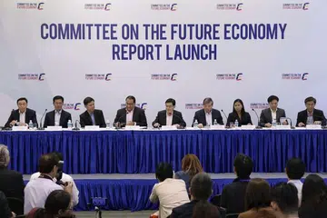 Jawatankuasa Ekonomi Masa Depan, dipengerusikan bersama Menteri Kewangan Heng Swee Keat (tengah) dan Menteri Perdagangan dan Perusahaan (Industri) S Iswaran (empat dari kiri), mengeluarkan laporannya pada 9 Feb 2017. 