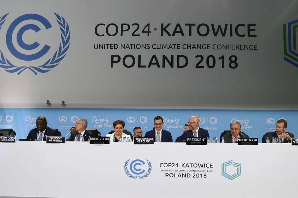 BINCANG ISU PEMANASAN GLOBAL: Isu iklim dan pemanasan global dibincangkan dalam sidang puncak COP24 di Katowice, Poland, pada 4 Disember 2018, oleh beberapa pemimpin termasuk (dari kiri) Menteri Luar Gabon Omar Bongo; Presiden Persekutuan Austria Alexander Van der Bellen; Setiausaha Eksekutif Perubahan Iklim PBB Patricia Espinosa; Perdana Menteri Poland Mateusz Morawiecki; Timbalan Menteri Sekitaran Poland dan pengerusi COP24 Michal Kurtyka; Setiausaha Agung PBB Antonio Guterres; dan Wakil Luxembourg Duke Henri. - Foto EPA-EFE